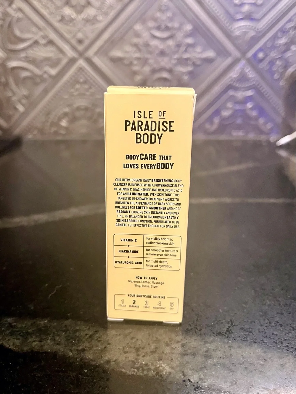 Isle of Paradise Body Cleanser - for radiant skin